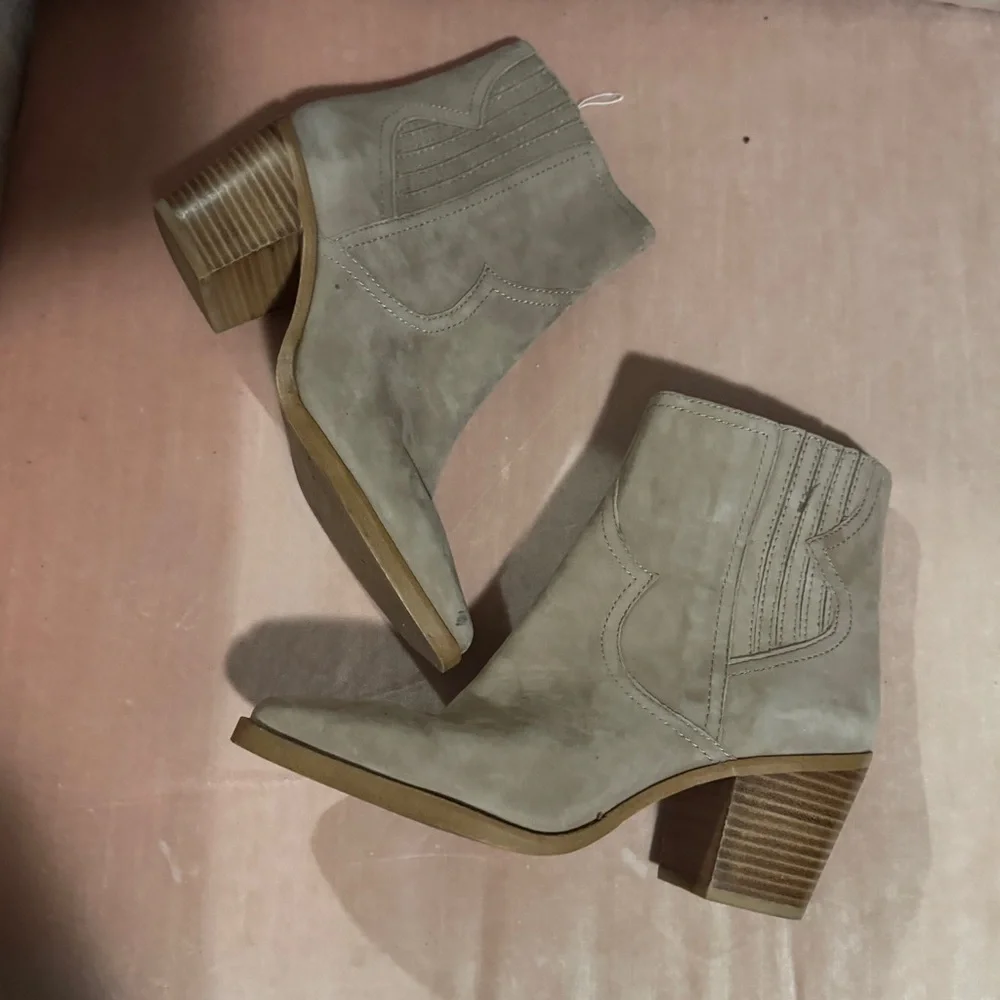 Lucky Brand Womens Jaide Taupe Suede Ankle Cowboy, Western Boots Shoes 9.5M - Picture 6 of 7